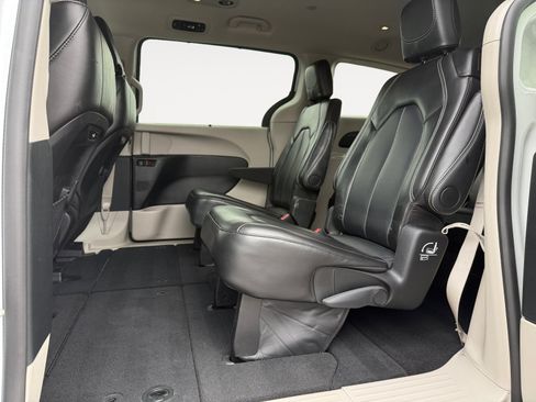 Used 2024 Chrysler Pacifica Touring-L FWD image 13