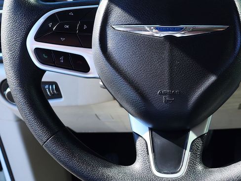 Used 2020 Chrysler Voyager L image 53