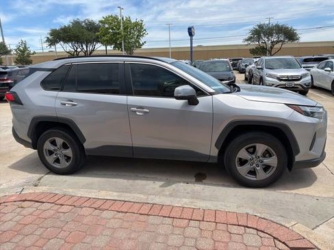 Used 2022 Toyota RAV4 XLE w/ Convenience Package FWD image 4