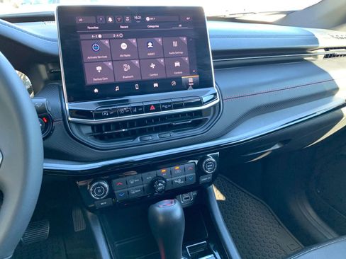 Used 2025 Jeep Compass Trailhawk image 18