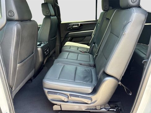 Used 2025 Chevrolet Suburban Z71 AWD/4WD image 25