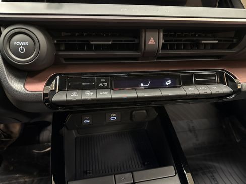 Used 2025 Toyota Prius Plug-In Hybrid image 49