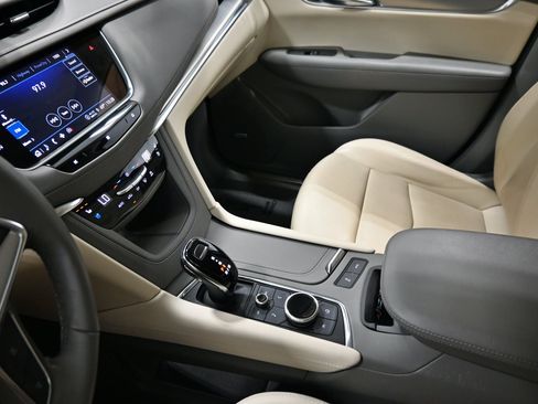 Used 2021 Cadillac XT5 Premium Luxury AWD/4WD image 19