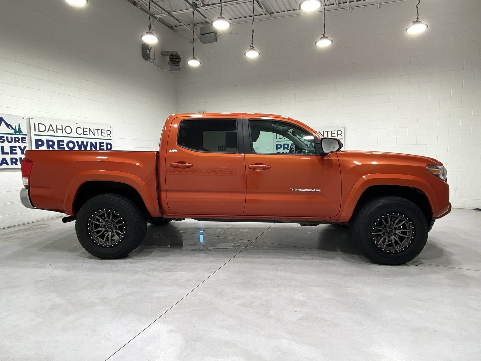 Used 2017 Toyota Tacoma SR5 w/ Tow Package AWD/4WD image 9