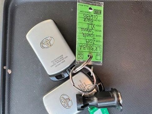 Used 2019 Toyota Sienna XLE image 21