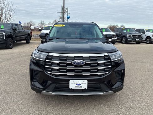 Used 2025 Ford Explorer Active AWD/4WD image 3