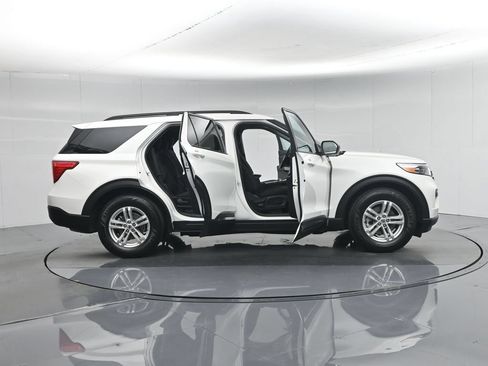 Certified 2023 Ford Explorer XLT RWD image 5