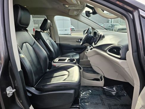 Used 2023 Chrysler Pacifica Touring-L image 15