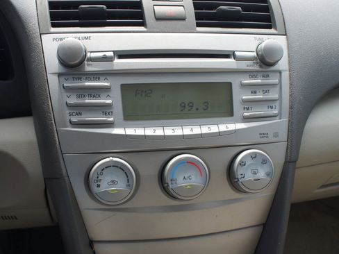 Used 2010 Toyota Camry LE FWD image 6