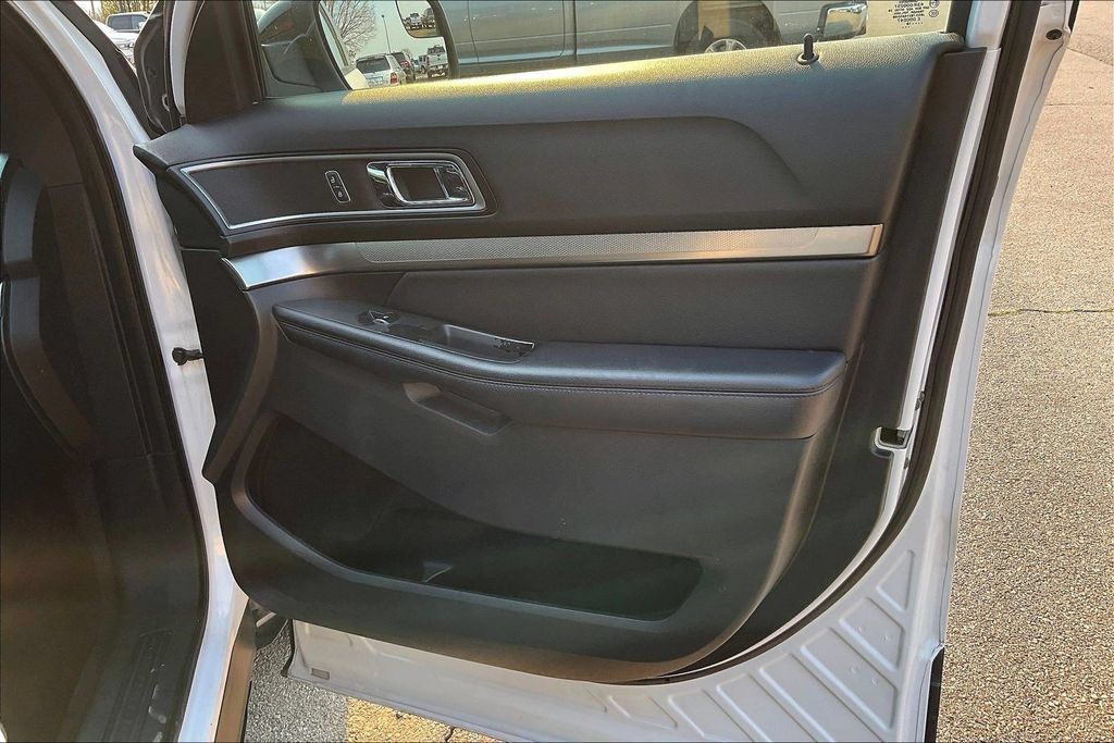 Used 2018 Ford Explorer XLT w/ Equipment Group 201A FWD image 22