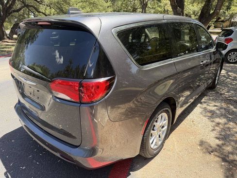 Used 2017 Chrysler Pacifica Touring FWD image 5