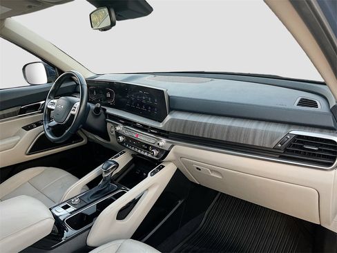 Used 2023 Kia Telluride EX w/ EX Captain's Chair Package image 32