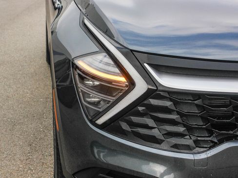 Used 2024 Kia Sportage LX image 4