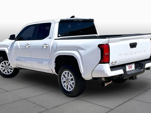 Used 2025 Toyota Tacoma SR5 AWD/4WD image 12