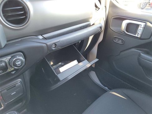 Used 2022 Jeep Gladiator Willys image 23