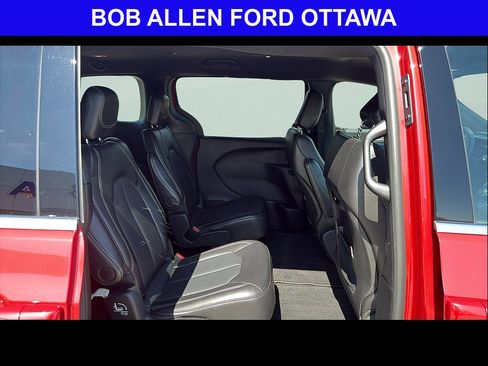Used 2025 Chrysler Pacifica Select FWD image 16