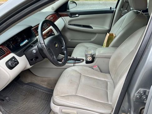 Used 2009 Chevrolet Impala LT w/ Luxury Edition Package FWD image 9