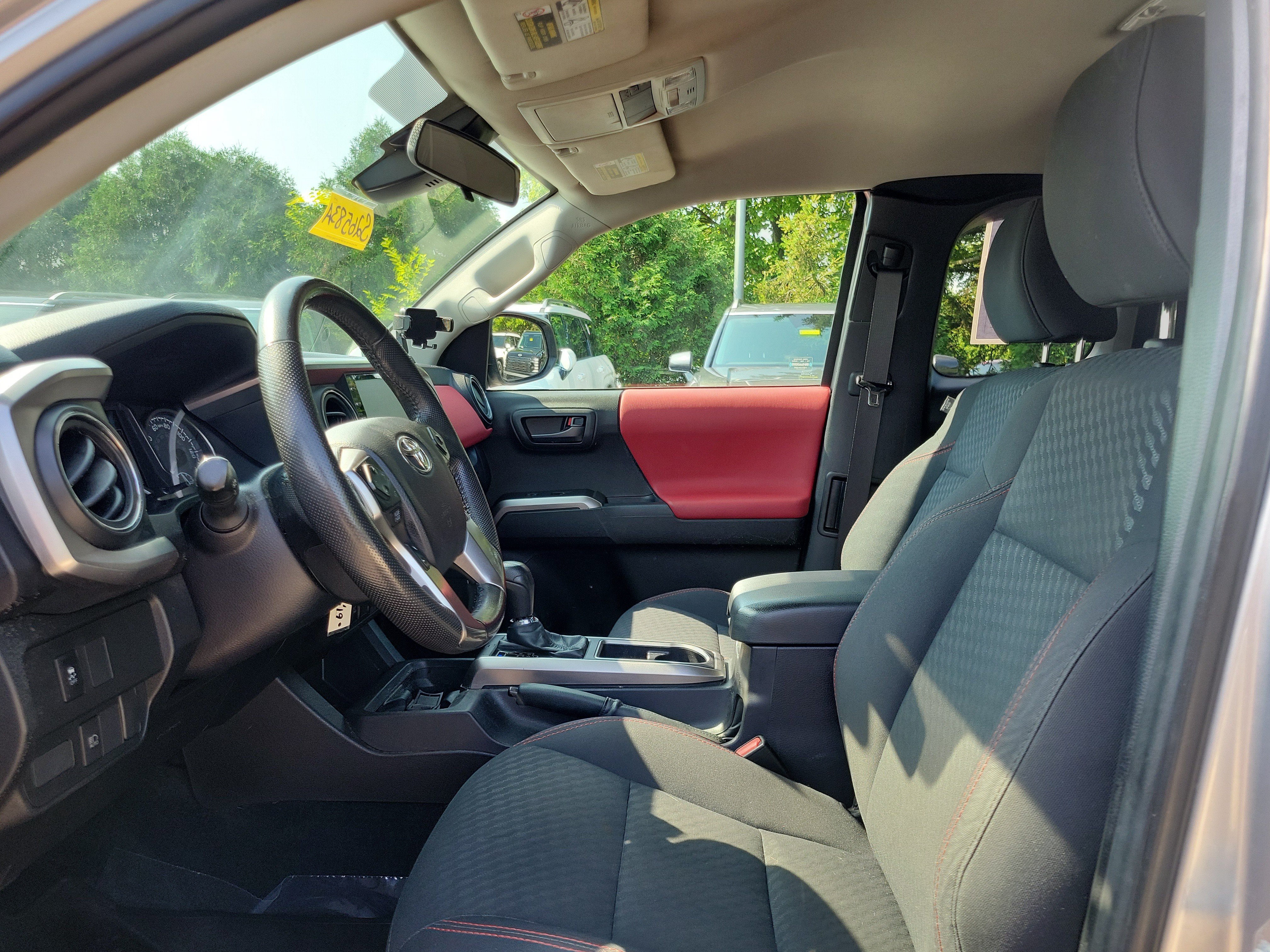 Used 2022 Toyota Tacoma SR5 w/ SR5 Appearance Package (SM) AWD/4WD image 9