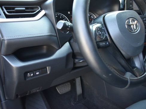 Used 2021 Toyota RAV4 LE FWD image 18
