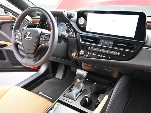 Used 2025 Lexus ES 300h w/ Premium Package FWD image 32