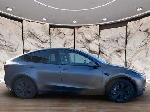 Used 2023 Tesla Model Y Long Range AWD/4WD image 4