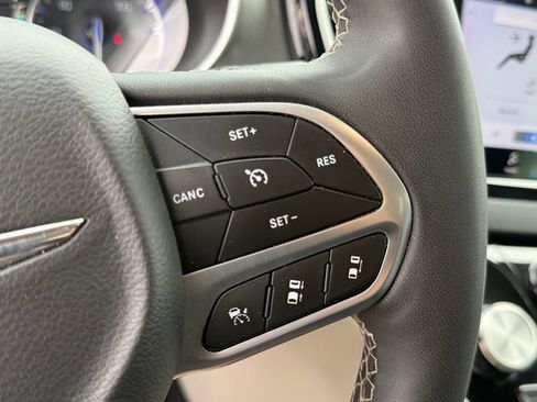 Used 2024 Chrysler Pacifica Touring-L FWD image 18