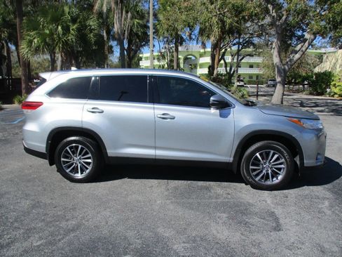 Used 2019 Toyota Highlander XLE image 3