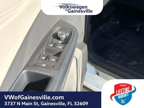 Used 2025 Volkswagen Taos SE FWD image 17
