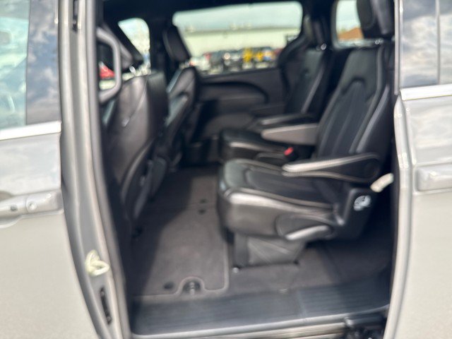 Used 2025 Chrysler Pacifica Select FWD image 24