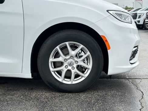 Used 2024 Chrysler Pacifica Touring-L w/ Uconnect Theater Family Group FWD image 15