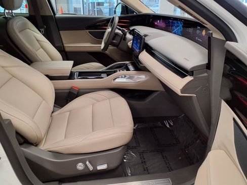 Used 2025 Lincoln Nautilus Premier AWD/4WD image 10