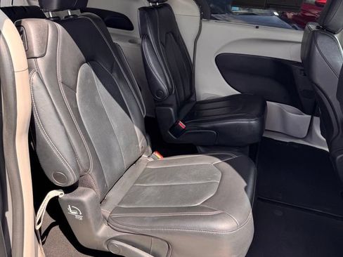 Used 2022 Chrysler Pacifica Touring-L FWD image 12