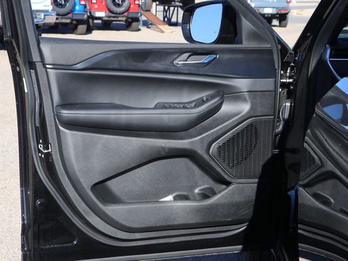 New 2025 Jeep Grand Cherokee L Laredo image 10