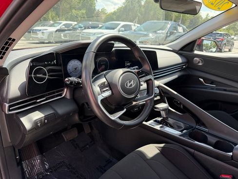 Used 2025 Hyundai Elantra SEL FWD image 35