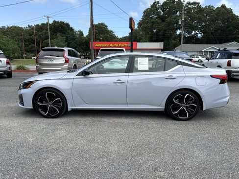 Used 2023 Nissan Altima 2.5 SR w/ SR Premium Package FWD image 2