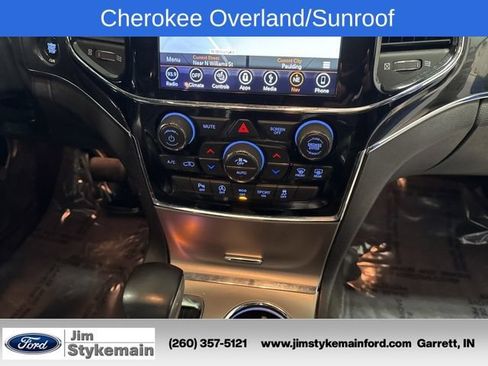 Used 2019 Jeep Grand Cherokee Overland AWD/4WD image 25