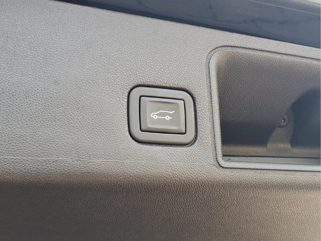 Used 2024 GMC Terrain SLT w/ Tech Package FWD image 23