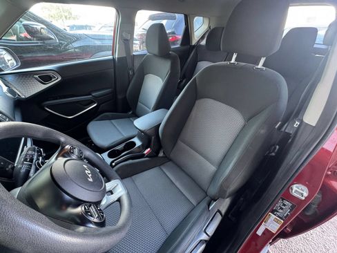 Used 2025 Kia Soul LX w/ LX Technology Package FWD image 34