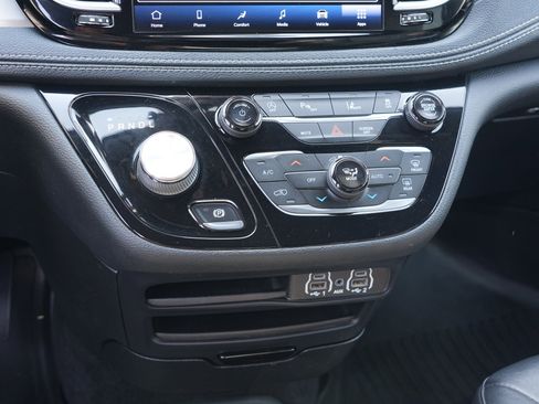 Used 2021 Chrysler Pacifica Touring-L w/ S Appearance Package FWD image 22