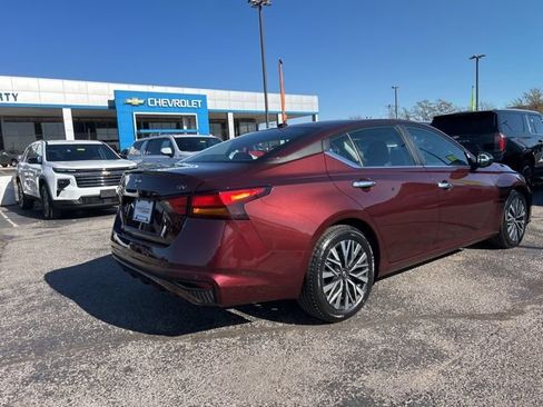 Used 2024 Nissan Altima 2.5 SV image 3