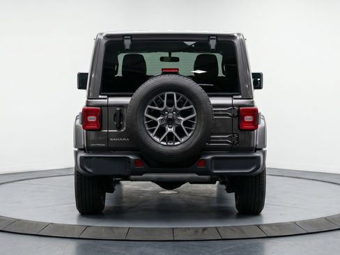 Used 2025 Jeep Wrangler Unlimited Sahara AWD/4WD image 7