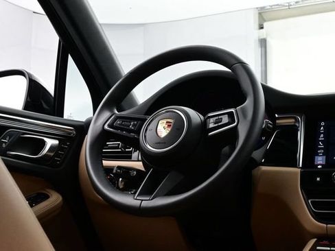 Certified 2025 Porsche Macan AWD/4WD image 19