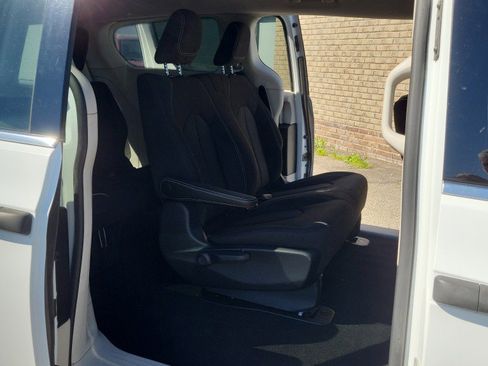 Used 2020 Chrysler Voyager L FWD image 19