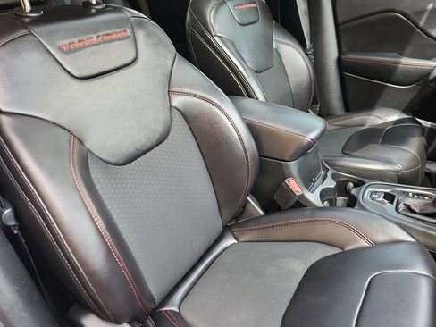 Used 2019 Jeep Cherokee Trailhawk w/ Comfort/Convenience Group AWD/4WD image 13