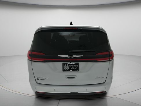 Used 2026 Chrysler Pacifica Limited FWD image 4