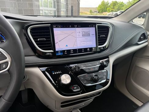 Used 2024 Chrysler Pacifica Limited FWD image 23