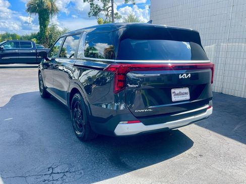 Used 2026 Kia Carnival FWD image 3