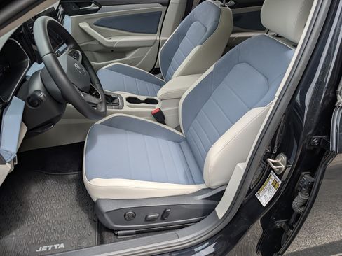 Used 2025 Volkswagen Jetta SE w/ Sunroof Package FWD image 16