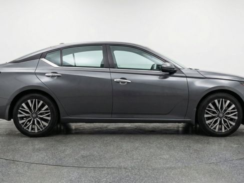 Used 2025 Nissan Altima 2.5 SV FWD image 11