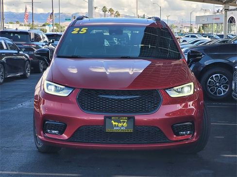 Certified 2025 Chrysler Pacifica Limited image 2
